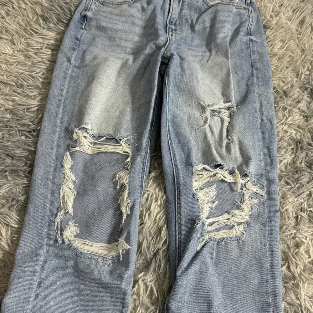 Womens American Eagle  Ripped Mom Jeans
Blue Denim
New Condition
Size:2